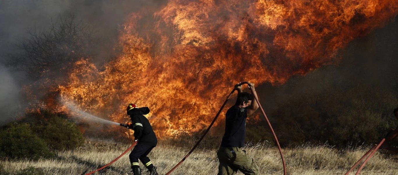 Πυρκαγιά ξέσπασε στα Μέγαρα - Επιχειρούν δύο ελικόπτερα